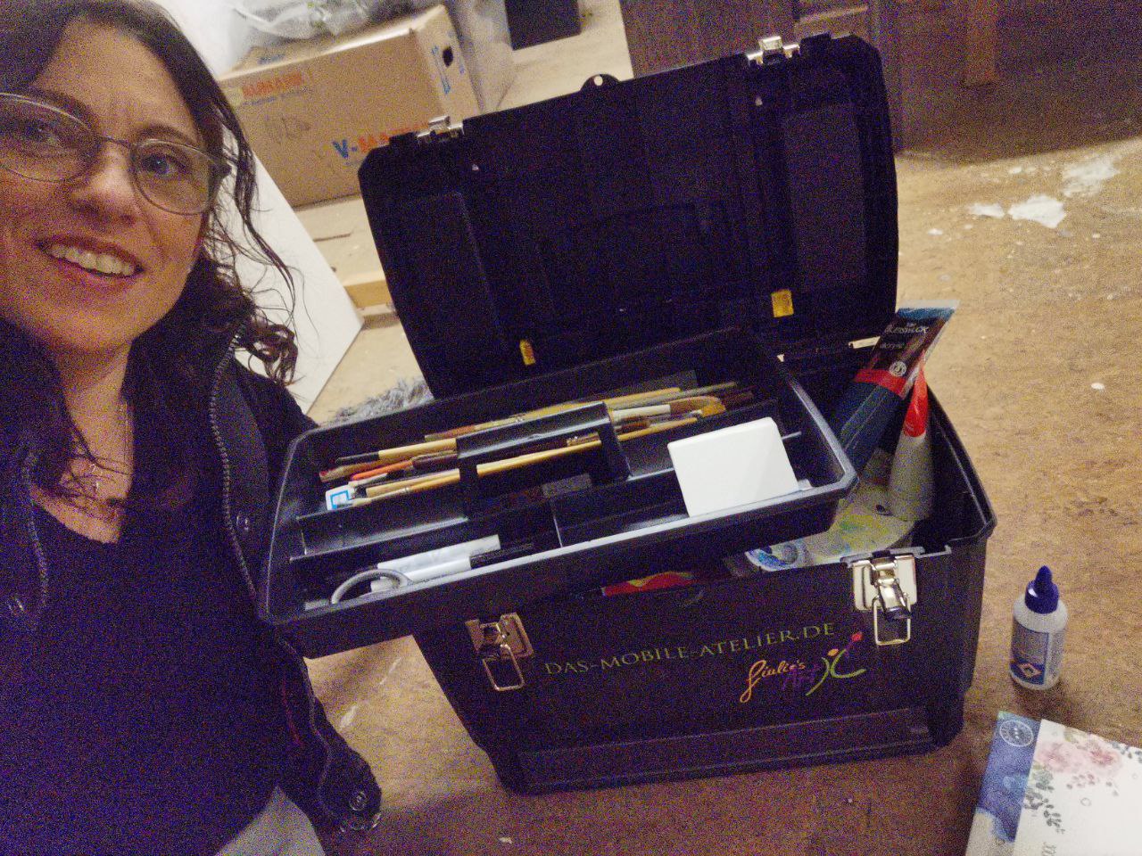 Giulia beim Packen des mobilen Ateliers